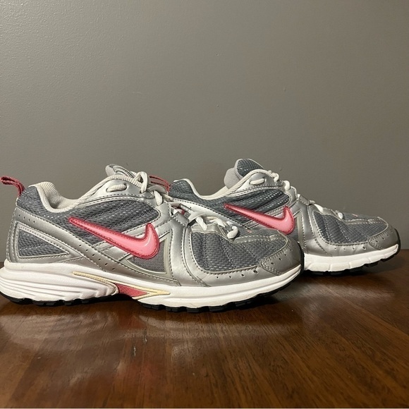 Nike Impact Zone Retro Women
Size 11 Gray Pink Athletic
Running Shoes 327860-061 - Picture 2 of 14